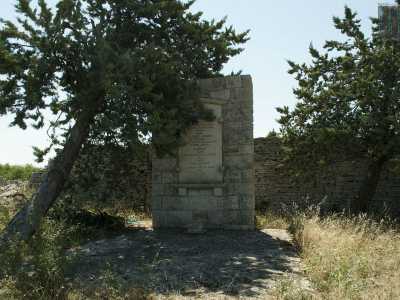 A ricordare la tremenda morte dei soldati italiani c�� solo una lapide alta tre metri: giace all�ombra di un cipresso...